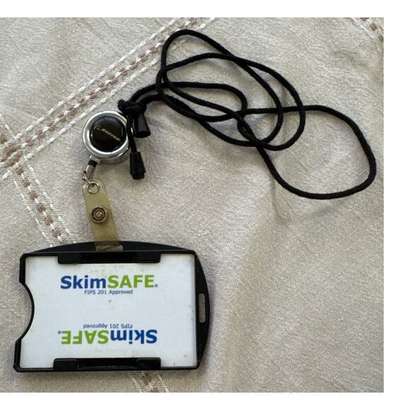 Boeing Retractable Reel Badge Id Holder SkimSAFE Fips 201 Approved ID holder - Picture 1 of 3
